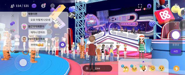 SK텔레콤 메타버스 서비스 이프랜드에서 열린 '이프랜드(Ifland) x 주간아이돌 메타버스 특집-케이챔프어워드 2022' 현장. 출연 가수들의 팬들이 무대를 둘러싸고 있고 특정 가수 팬들은 호랑이 무늬 의상을 맞춰 입고 나타났다. 채팅창에는 좋아하는 가수를 응원하는 글들이 올라왔다. 사진=이프랜드 캡처