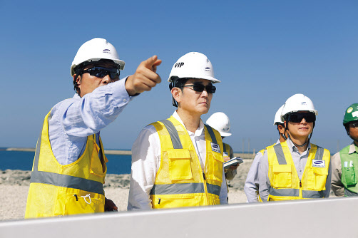 이재용(왼쪽 두번째) 삼성전자 회장이 지난달 삼성물산이 참여하는 UAE 바라카 원전 프로젝트 건설 현장을 방문한 모습. [삼성전자 제공]