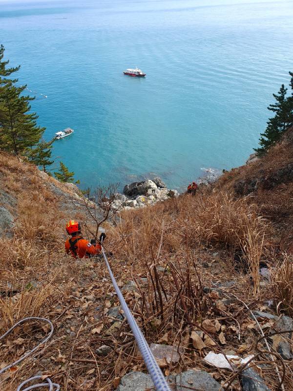 12일 경남 거제시 남부면 여차전망대에서 승용차가 200m 절벽 아래로 추락한 사고 현장을 119 대원이 확인하고 있다. 경남소방본부 제공