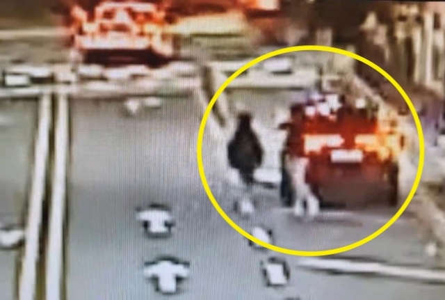 3살 여아가 혼자 타고 있는 차량에 탑승을 시도한 20대 남성이 경찰에 붙잡혔다. 연합뉴스(독자 제공)