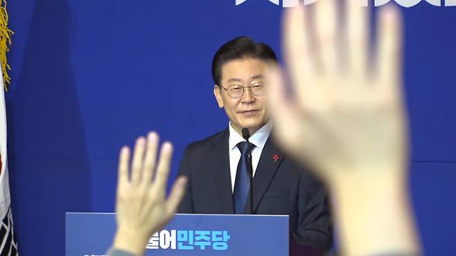 ▲이재명 더불어민주당 대표가 12일 오전 국회 사랑재에서 열린 신년 기자회견에서 기자들이 질문하기 위해 손을 들고 있다. 사진=미디어오늘 영상 갈무리