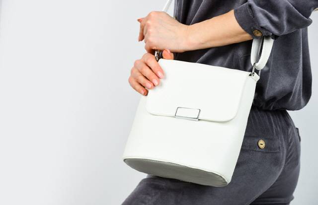 가방을 한쪽으로만 드는 습관은 몸의 좌우불균형을 유발하고 목과 어깨, 허리에 무리를 줄 수 있다./사진=게티이미지뱅크