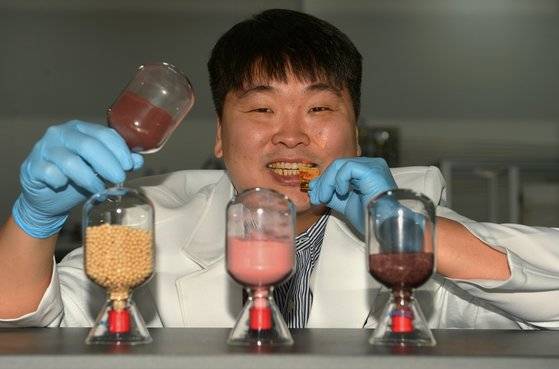 강신현 퀀텀캣 대표가 지난 10일 대전 유성구 퀀텀캣 본사에서 ‘금 나노 촉매’를 소개하며 원료인 금을 깨물어보이고 있다. 상온에서도 촉매 활성이 가능해 백금족 촉매를 대체할 수 있는 소재로 꼽힌다. 프리랜서 김성태