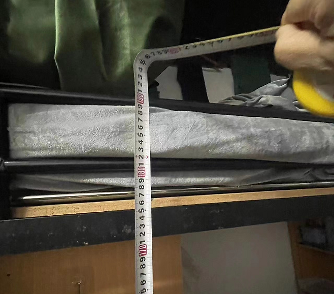 중국의 한 대학교 기숙사 2층 침대에서 떨어진 학생이 결국 목숨을 잃었다. 유가족들이 불법 개조된 저가의 기숙사 시설을 촬영해 SNS에 공유했다. 출처_웨이보