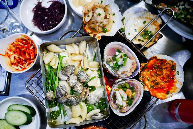 영일대 해수욕장에선 동해식 조개구이를 맛볼 수있다. 한계령 조개구이 본점