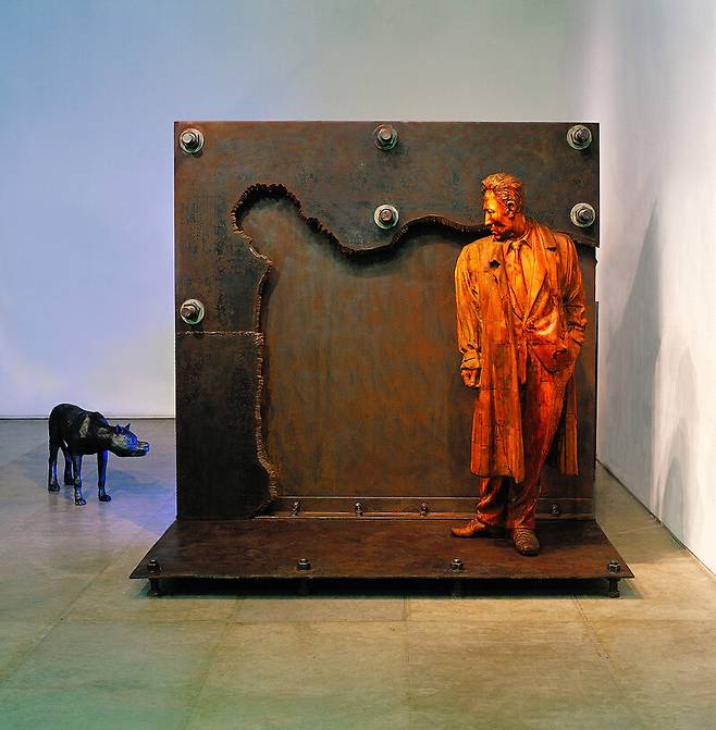 <배대리의 여백>, 1993. 고등학교 동창 친구가 모델. 미대에 가고 싶었지만 집안 형편상 사회생활을 일찍 시작해 빠른 진급으로 일찍 대리를 달았던 친구의 모습에서 영감을 얻었다. 트렌치코트를 걸치고 넥타이에 구두까지 잘 차려입은 배대리의 현실은 단단하고 빈틈없는 세상이다. 지난날의 꿈을 그림자 형상으로 새겨 내면의 실존과 현실을 돌아보려 했다. 구본주기념사업회 제공