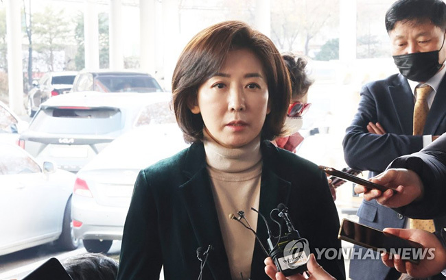나경원 : 나경원 전 의원이 지난 11일 서울 동작구청에서 열리는 신년인사회에 참석하며 기자들의 질문에 답하고 있다.연합뉴스