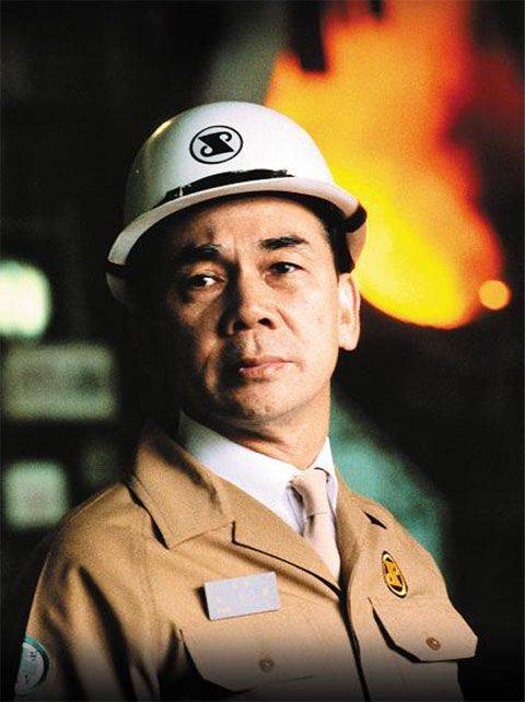 청암 박태준 포항제철(현 포스코) 창업자 겸 회장. 1988년 당시 쇳물의 불순물을 제거하고 성분을 조정하는 포항제철소 제강 공장의 전로(轉爐)를 배경으로 촬영했다./조선일보DB