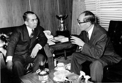 포항제철 건설 자금을 마련하기 위해 박태준 회장이 이나야마 일본철강연맹 회장 겸 신일본제철 회장(오른쪽)을 만나고 있다./조선일보DB