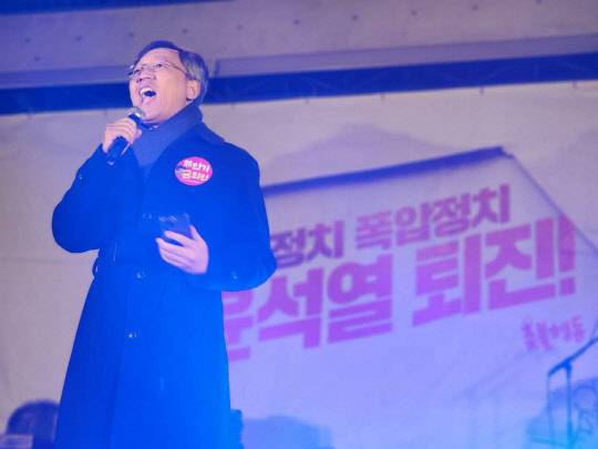 양희삼 목사는 지난 14일 진보단체 '촛불승리전환행동'(이하 촛불행동)이 숭례문 일대에서 개최한 '제23차 촛불대행진 및 4차 전국집중촛불' 집회에 참석했다. <양희삼 SNS>