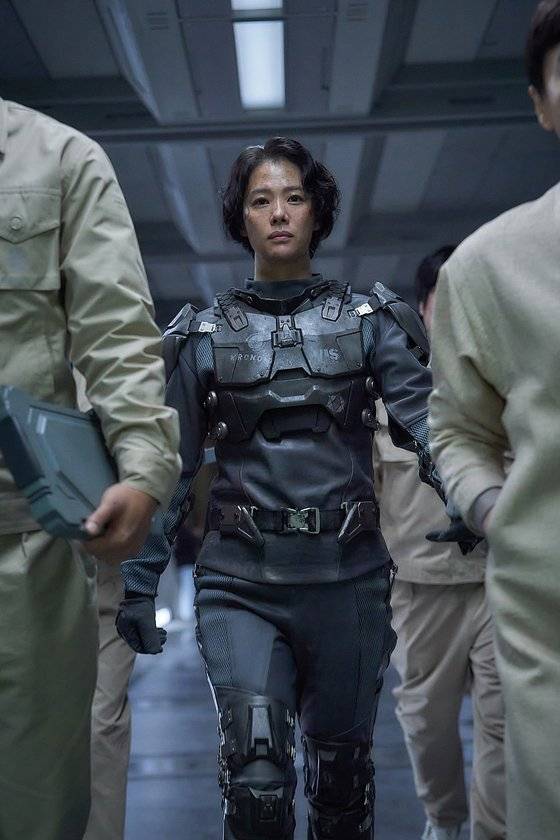 김현주(가운데)는 식물인간으로 늙어가는 인간 윤정이와 그의 뇌복제로 탄생한 로봇 정이를 오가며 연기했다. 사진 넷플릭스