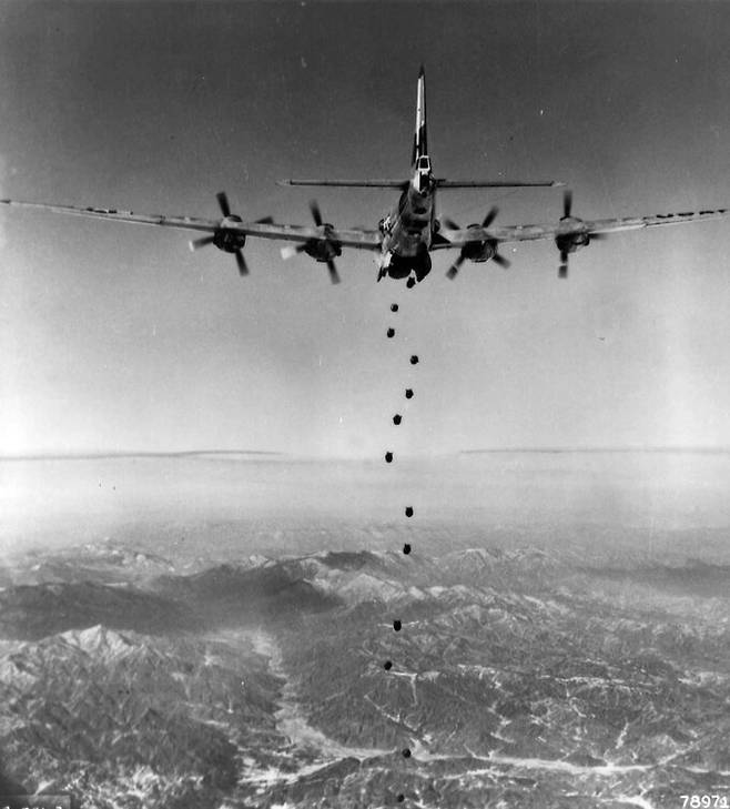 6·25전쟁 당시 B-29가 북한을 폭격하는 장면. 유엔사 트위터