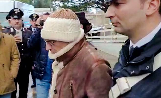 이탈리아의 검거 1순위 마피아 두목 마테오 메시나 데나로(60)가 30년간의 도피 행각 끝에 16일(현지 시각) 전격 체포됐다. /연합뉴스