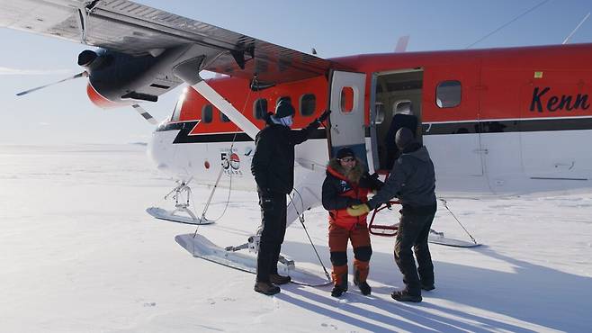 경비행기로 지난해 11월 27일 원정 출발지점인 허큘리스 인렛에 도착한 김영미.