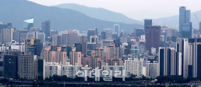 [이데일리 방인권 기자]서울 남산에서 바라본 서울 시내 아파트 단지 모습.