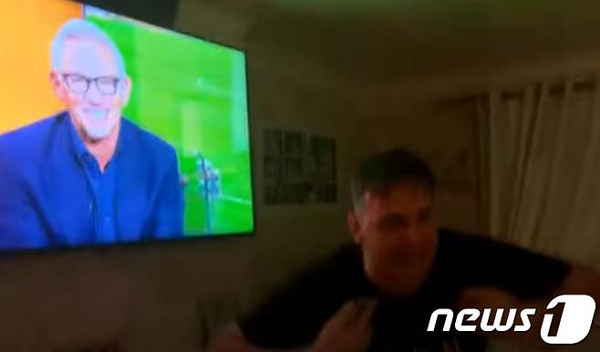 다니엘 자비스가 장난친 후 리네커가 당황한 모습을 보고 기뻐하고 있다. (다니엘 자비스 유튜브 갈무리)