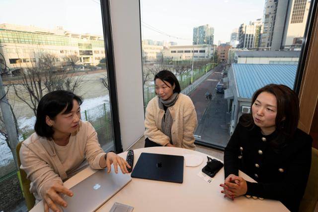 (왼쪽부터)최경희 소풍벤처스 파트너와 김메이글 크립톤 이사, 김영경 D3쥬빌리파트너스 상무가 한국일보와 인터뷰하고 있다. 이한호 기자