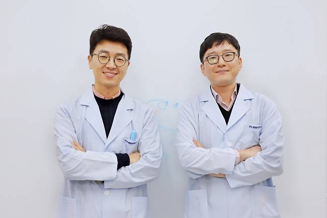 왼쪽부터 이대희·김성근 한국생명공학연구원 공동 책임연구원. 한국생명공학연구원 제공
