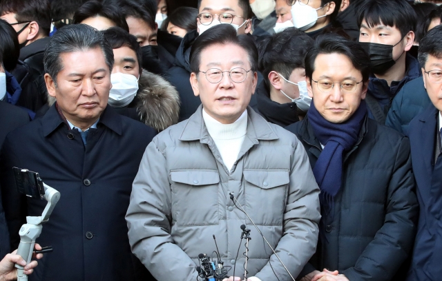 이재명 더불어민주당 대표가 18일 오후 서울 마포구 망원시장에서 검찰 소환과 관련 입장을 밝히고 있다. 공동취재사진