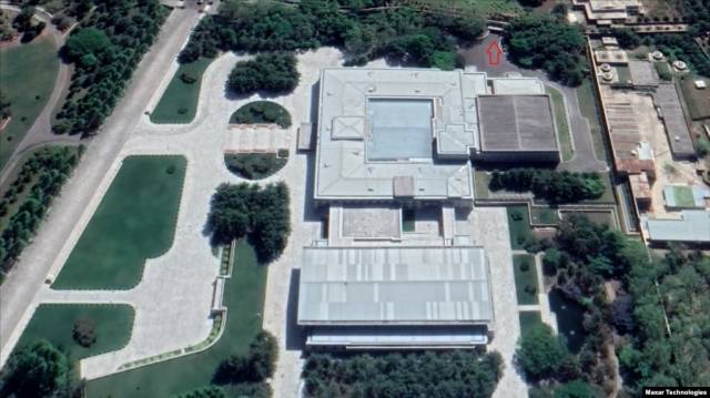 김정은 국무위원장의 집무실로 알려진 노동당 1호 청사를 촬영한 위성사진. 지하시설로 연결되는 터널 입구(화살표)가 보인다. 구글어스 막사 테크놀로지 캡처