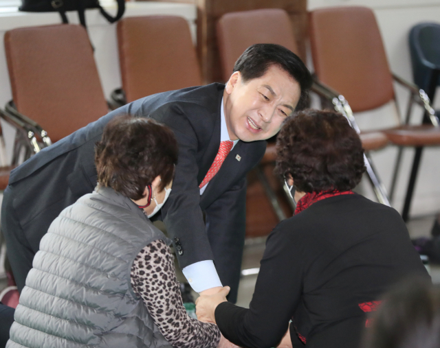 김기현 국민의힘 의원이 20일 울산 남구 울산시노인복지관에서 시민들과 인사를 나누고 있다. 연합뉴스
