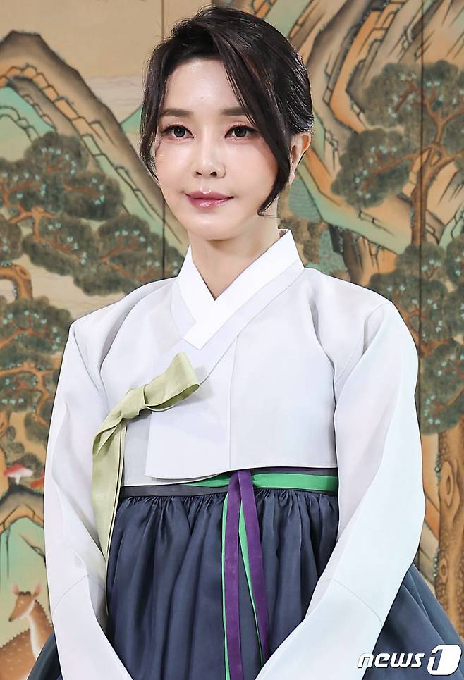 한복을 입은 윤석열 대통령 부인 김건희 여사가 2022년 추석 인사 영상메시지를 남기고 있다. (대통령실 제공) 2022.9.10/뉴스1 ⓒ News1 안은나 기자