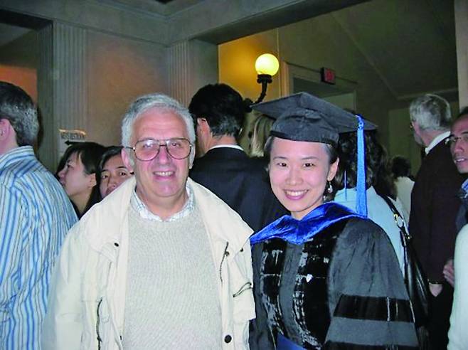 2006년 예일대 졸업식에서 임선희 교수(오른쪽)가 지도 교수인 마르굴리스 교수의 축하를 받고 있다. 임선희 제공