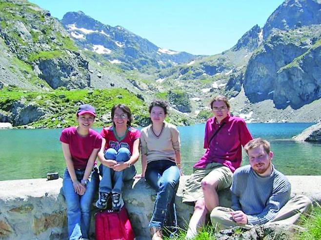 2007년 스위스에서 열린 한 학회에 참가한 뒤, 임선희 교수(맨왼쪽)가 동료들과 즐거운 한 때를 보내고 있다. 임선희 제공