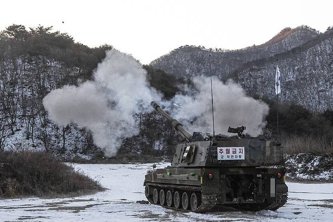 2일 오전 경기도 연천군 부흥동 훈련장에서 육군 5사단 명문포병대대가 K9 자주포 포탄사격훈련을 실시하고 있다. 연천=연합뉴스