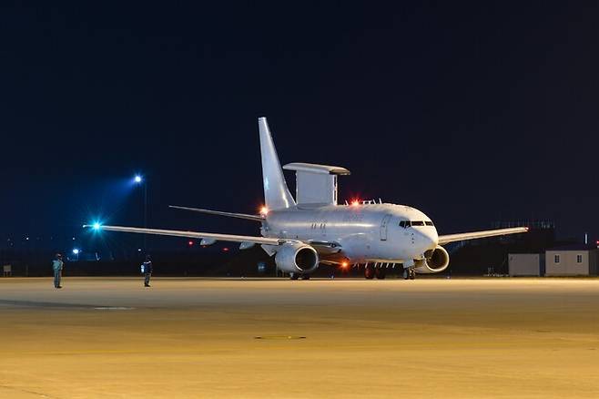 지난 1일 공군의 새해 첫 비행에 나서는 E-737 항공통제기가 이륙하기 위해 활주로로 이동하고 있다. 공군 제공