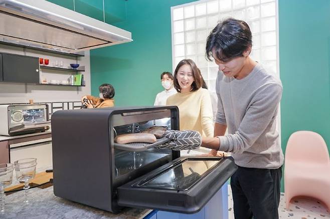 삼성전자 '비스포크 큐커'를 활용해 조리하는 모습.ⓒ삼성전자