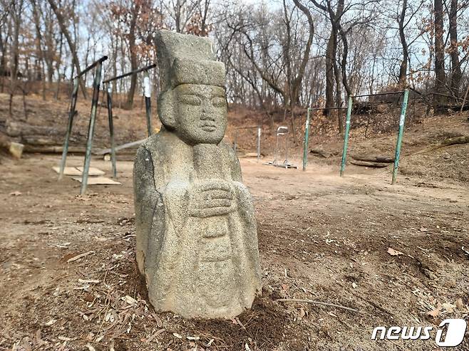 지난 1월19일 초안산 정상(헬기장) 인근 운동기구 옆에 방치된 문인석 ⓒ News1 조현기 기자