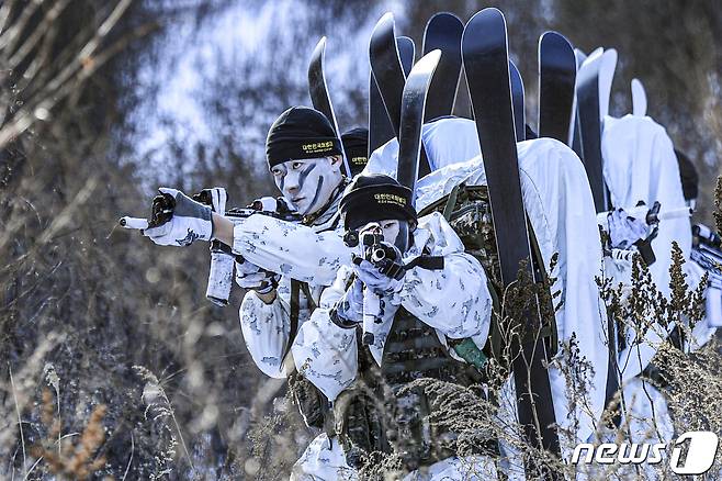 해병대는 지난 2일부터 강원도 평창 산악종합훈련장에서 수색부대 임무수행 능력 향상을 위해 설한지훈련을 실시하고 있다고 23일 밝혔다. 임무를 완수한 해병대 수색부대원들이 안전지대로 이동하고 있다. (해병대사령부 제공) 2023.1.23/뉴스1