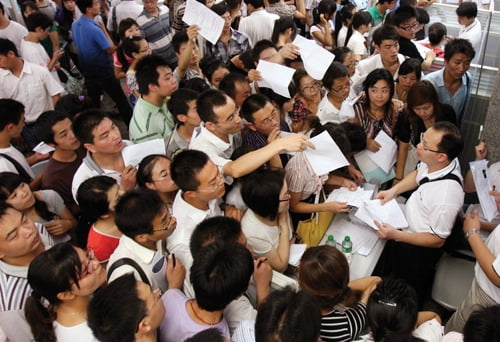 2010년 정저우 폭스콘 공장에 이력서를 내기 위해 몰려든 중국 구직자들  /사진=로이터