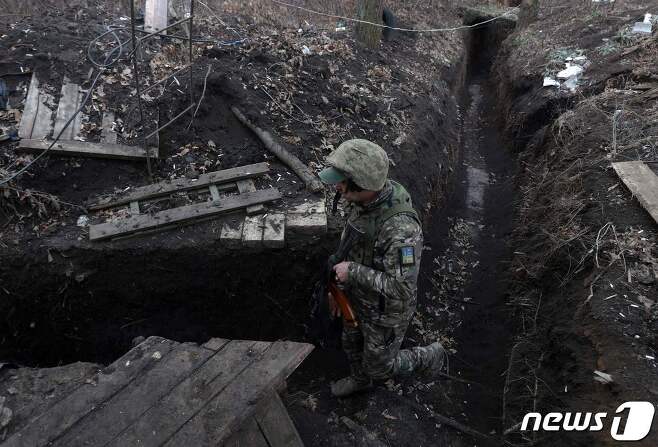 23일(현지시간) 우크라이나 도네츠크의 전선 참호에서 러시아 군과 대치하고 있는 병사가 순찰을 하고 있다. ⓒ AFP=뉴스1 ⓒ News1 우동명 기자