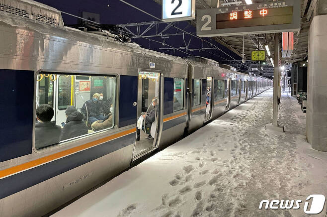 25일 일본 교토 니시오지 역에서 폭설로 인해 전철이 멈춰서 있다. ⓒ 로이터=뉴스1 ⓒ News1 최종일 기자