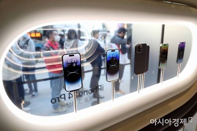 애플의 신제품 아이폰14 시리즈가 국내에 정식 출시된 7일 서울 중구 명동 애플스토어에서 시민들이 제품을 구매하기 위해 줄을 서고 있다. /문호남 기자 munonam@