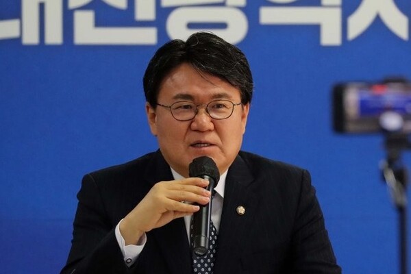황운하 더불어민주당 대전시당 위원장이 17일 신년 기자회견을 열고 대전시정을 이끄는 이장우 시장을 비판하고 있다. 사진-연합뉴스