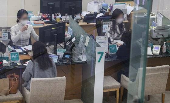 지난해 10월 서울의 한 은행 창구. 연합뉴스