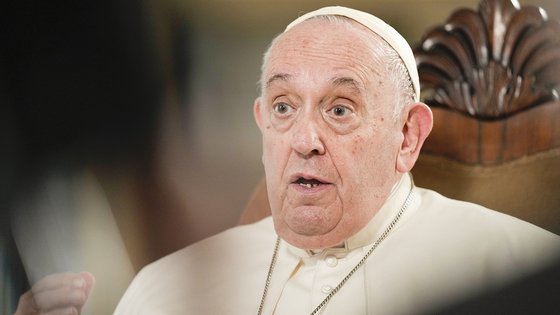 프란치스코 교황이 24일(현지시간) 바티칸에서 AP통신과 인터뷰하고 있는 모습. AP=연합뉴스