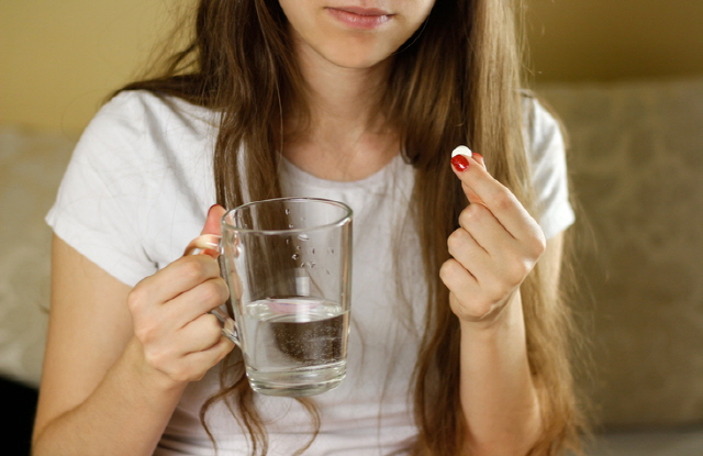 약을 먹을 때 마시는 물의 양은 사람마다 다르지만, 알약을 잘 삼키지 못하는 사람의 대부분은 적당량의 물을 마시지 않는다. 불충분한 물 섭취는 위와 식도를 자극할 수 있어 주의가 필요하다./사진=게티이미지뱅크