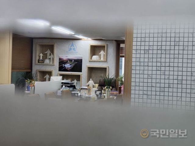 한국기독교기념관이 서울 종로 한국기독교연합회관에 마련한 또 다른 사무실에는 실내등이 켜져 있었지만 직원은 없었다. 다양한 크기의 '예수상'이 사무실 곳곳에 있는 걸 볼 수 있다.