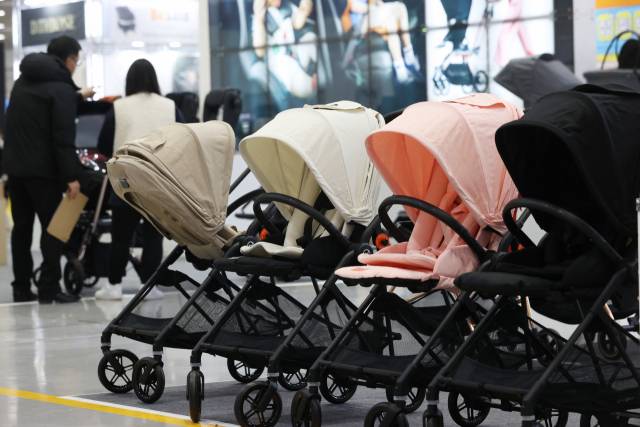 5일 서울 강남구 코엑스 육아용품 전시회장에 유모차들이 줄지어 있다. 연합뉴스