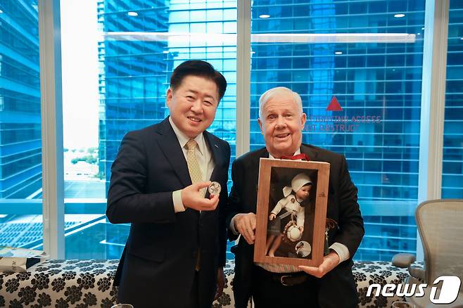오영훈 제주지사(왼쪽)가 27일 싱가포르에서 짐 로저스 회장(오른쪽)을 만나 제주 해녀 기념품을 선물하고 있다.(제주도청 제공)/뉴스1
