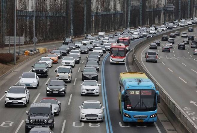 거리두기 없는 설에 이동량 증가로 정체 중인 도로 [이미지출처=연합뉴스]