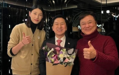 국민의힘 당대표 경선주자인 김기현 의원이 배구선수 김연경, 가수 남진과 함께 사진을 찍었다. / 사진=김기현 페이스북