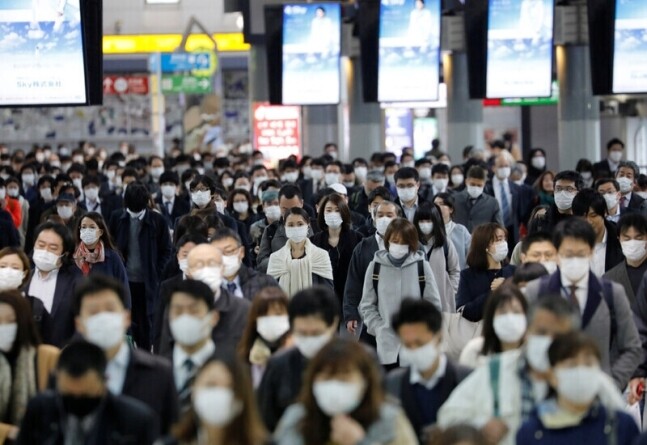 일본 도쿄의 대표적 환승역 중 한곳인 시나가와역에서 시민들이 마스크를 쓰고 출근하는 모습. 도쿄/로이터 연합뉴스