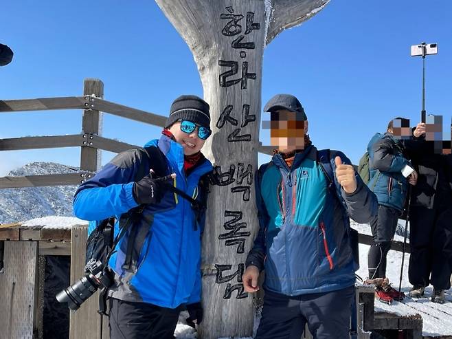 23일 백록담에 오른 입사 4개월차 막내 박상곤 기자와 아버지. 이때까지는 몰랐다. 다음날 비행기가 정말로 결항될 줄은./사진=박상곤 기자