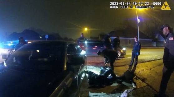 지난 7일 미국 테네시주 멤피스 경찰들이 흑인 청년 타이어 니컬스를 집단으로 폭행해 그가 숨지는 사건이 발생했다. 사건이 커지자 해당 경찰관들은 모두 해고됐고 살인 혐의로 기소됐다. 〈사진=로이터 연합뉴스〉