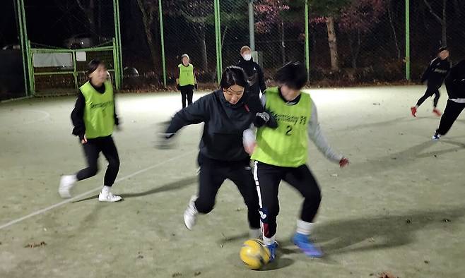 지난 12월7일 서울 광진구 아차산 홈구장에서 내가 속한 팀 알레그리아 에프에스(fs) 자체 연습 경기를 치렀다. 장은선 제공